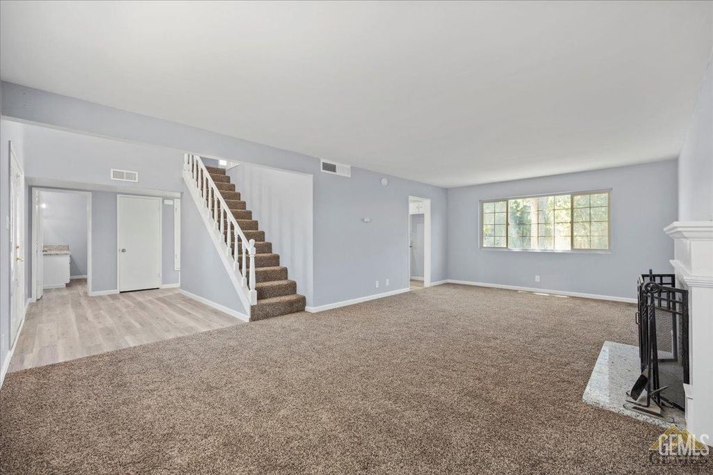 Photo of 4005 Madrid Avenue, Bakersfield, CA 93309 (MLS # 202512182)