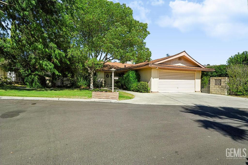 Photo of 2901 Summit Circle, Bakersfield, CA 93306 (MLS # 202607788)