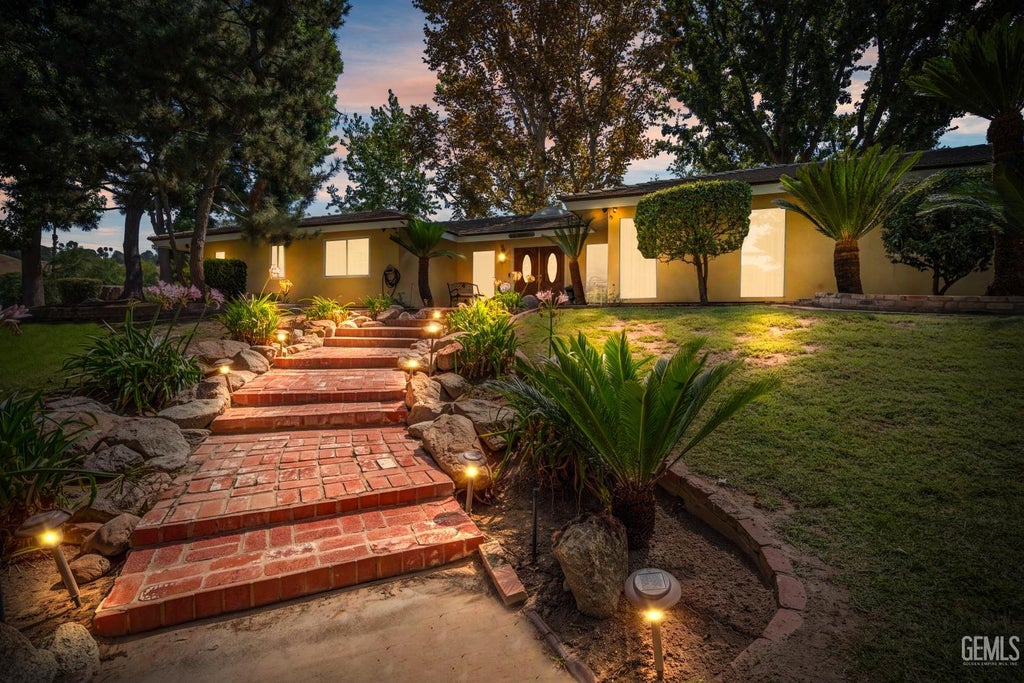 Photo of 5601 Georgia Drive, Bakersfield, CA 93308 (MLS # 202610278)