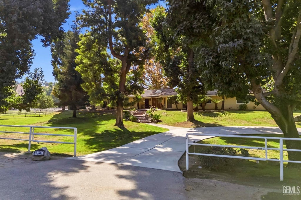 Photo of 5601 Georgia Drive, Bakersfield, CA 93308 (MLS # 202610278)