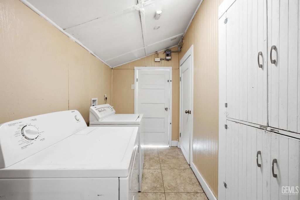 Photo of 2418 N Inyo Street, Bakersfield, CA 93305 (MLS # 202603928)