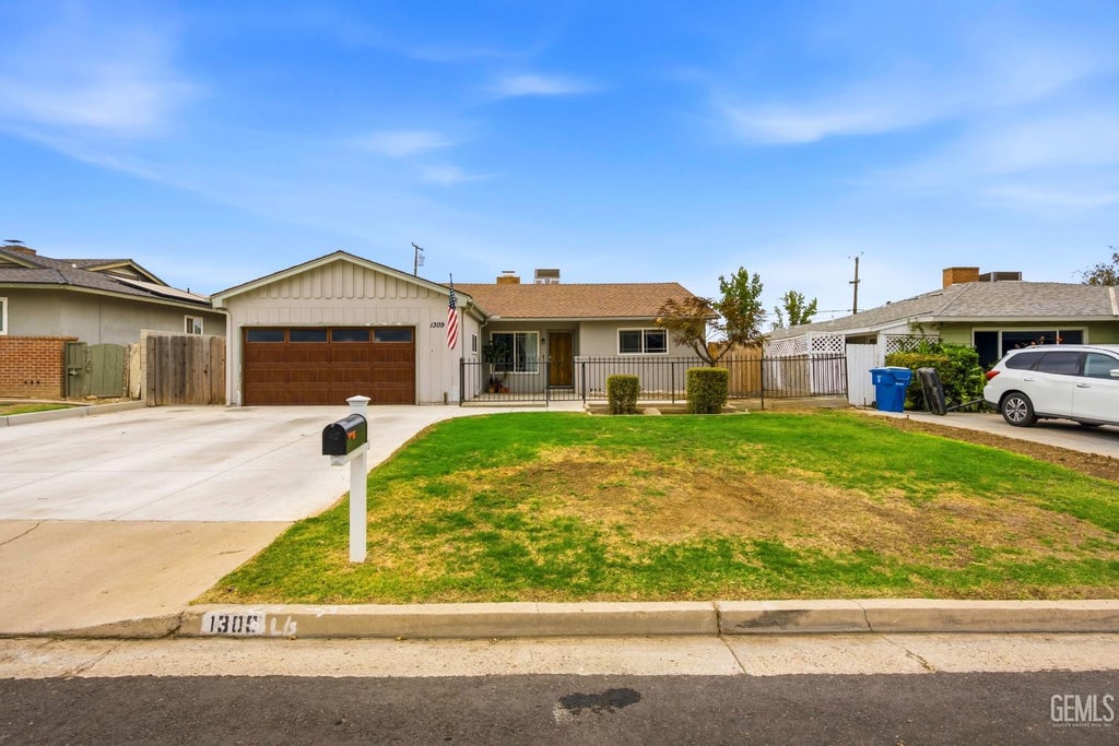 Photo of 1309 Shattuck Avenue, Bakersfield, CA 93305 (MLS # 202609168)