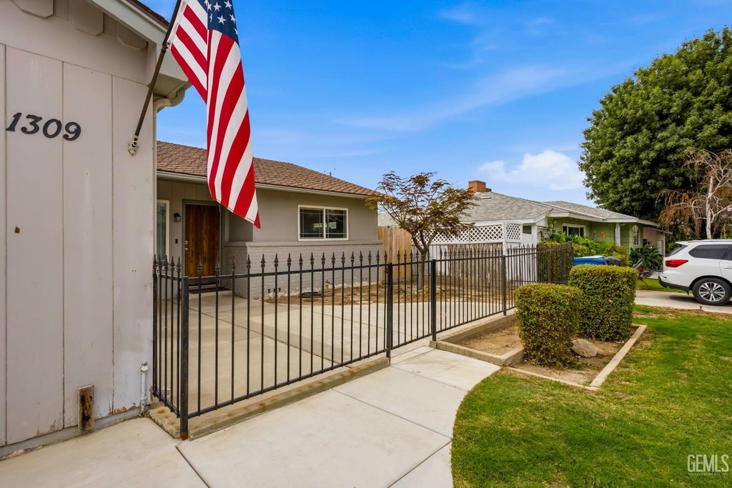 Photo of 1309 Shattuck Avenue, Bakersfield, CA 93305 (MLS # 202609168)