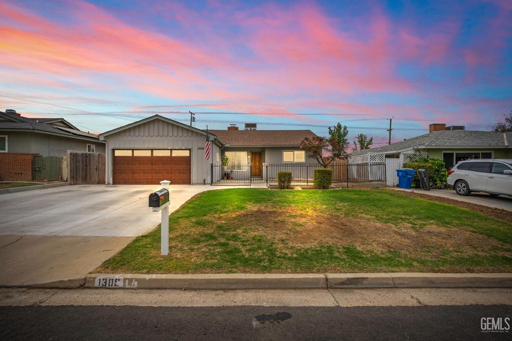 Photo of 1309 Shattuck Avenue, Bakersfield, CA 93305 (MLS # 202609168)