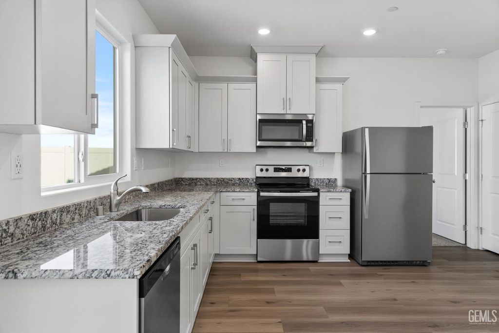 Photo of 7906 Blueberry Avenue, Bakersfield, CA 93313 (MLS # 202511246)