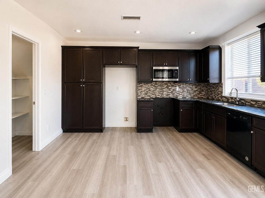Photo of 1004 Los Cantos Avenue, Arvin, CA 93203 (MLS # 202607908)
