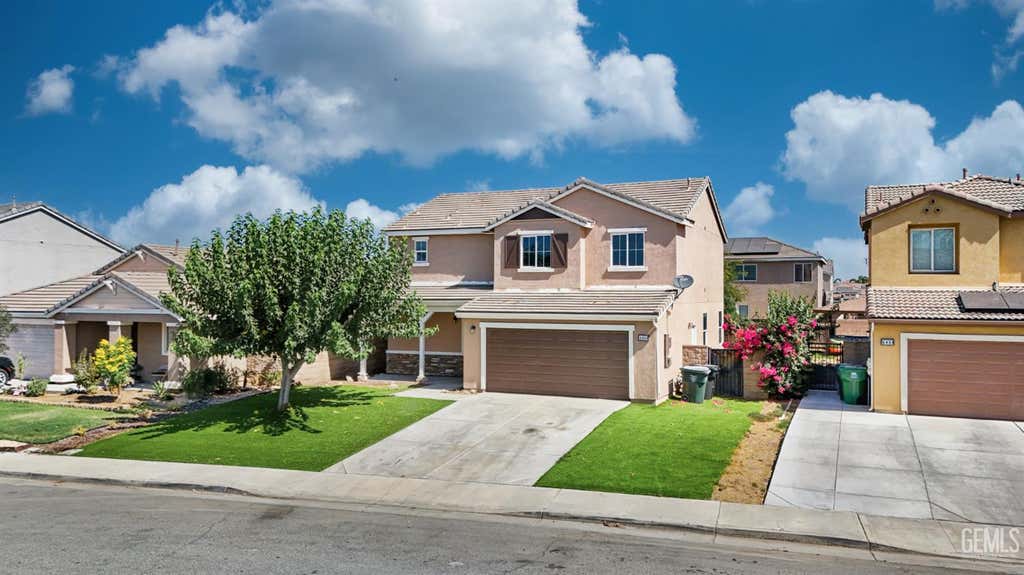 Photo of 1004 Los Cantos Avenue, Arvin, CA 93203 (MLS # 202607908)