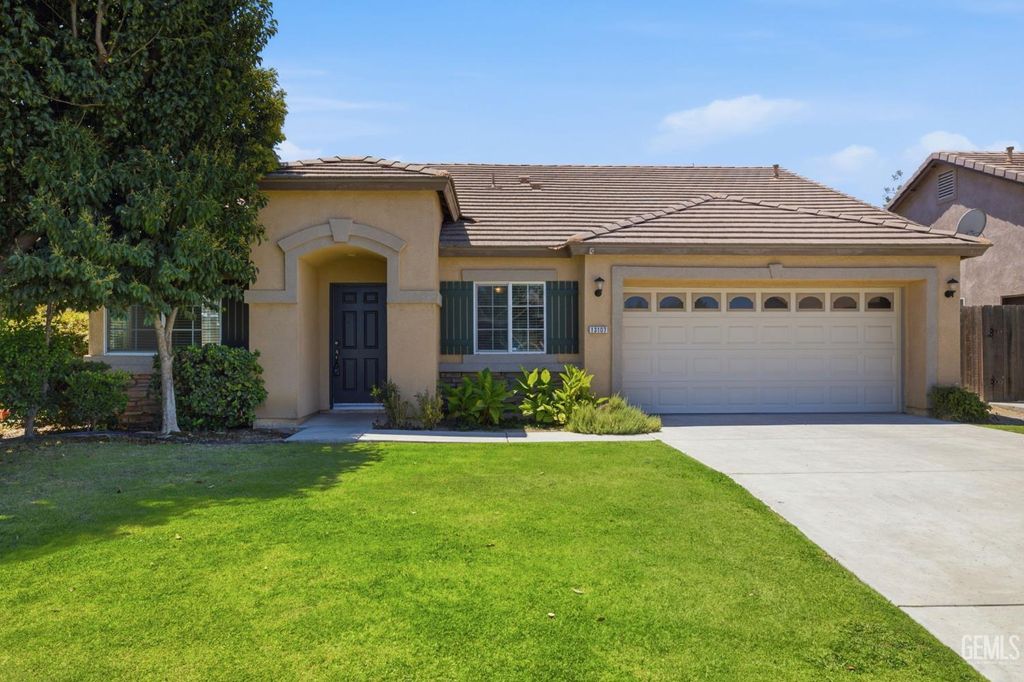 Photo of 13107 Cheyenne Mountain Drive, Bakersfield, CA 93314 (MLS # 202607976)