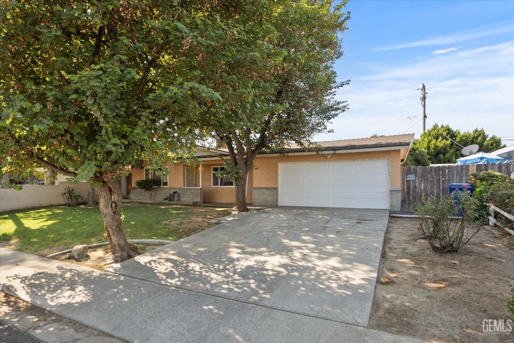 Photo of 3717 Madrid Avenue, Bakersfield, CA 93309 (MLS # 202609266)
