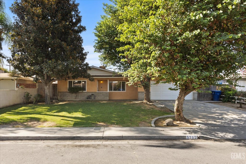 Photo of 3717 Madrid Avenue, Bakersfield, CA 93309 (MLS # 202609266)