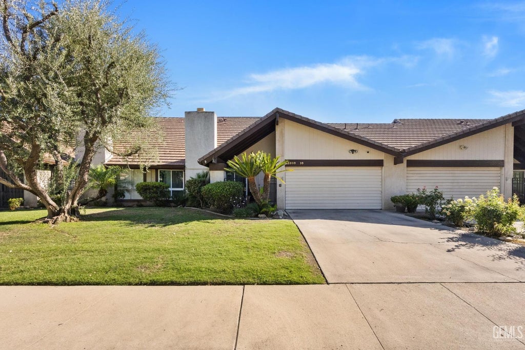 Photo of 3200 El Encanto Court #10, Bakersfield, CA 93301 (MLS # 202606816)