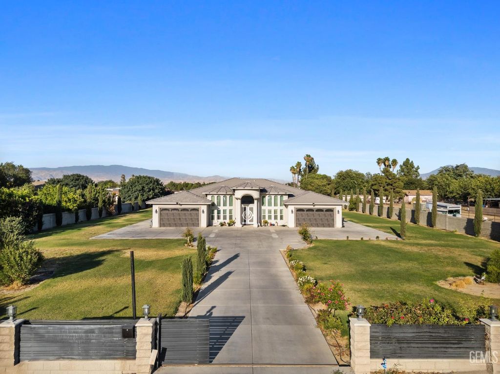 Photo of 613 S Sterling Road, Bakersfield, CA 93307 (MLS # 202511356)