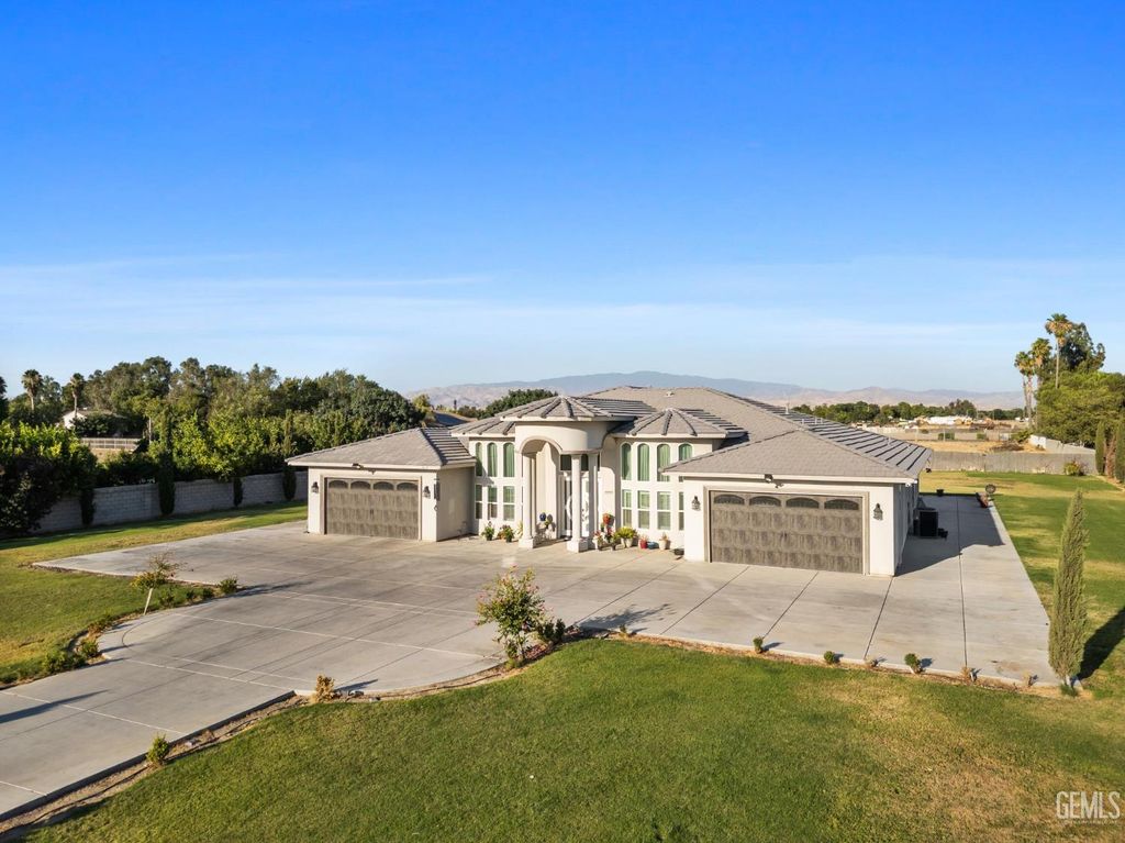 Photo of 613 S Sterling Road, Bakersfield, CA 93307 (MLS # 202511356)