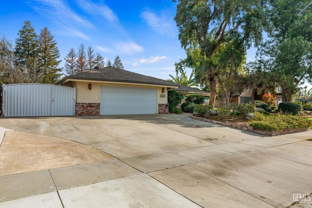 Photo of 6918 Crestwood Street, Bakersfield, CA 93308 (MLS # 202601083)