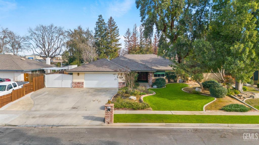 Photo of 6918 Crestwood Street, Bakersfield, CA 93308 (MLS # 202601083)