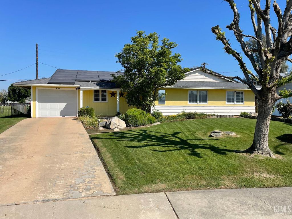 Photo of 6212 Bel Aire Way, Bakersfield, CA 93309 (MLS # 202605792)