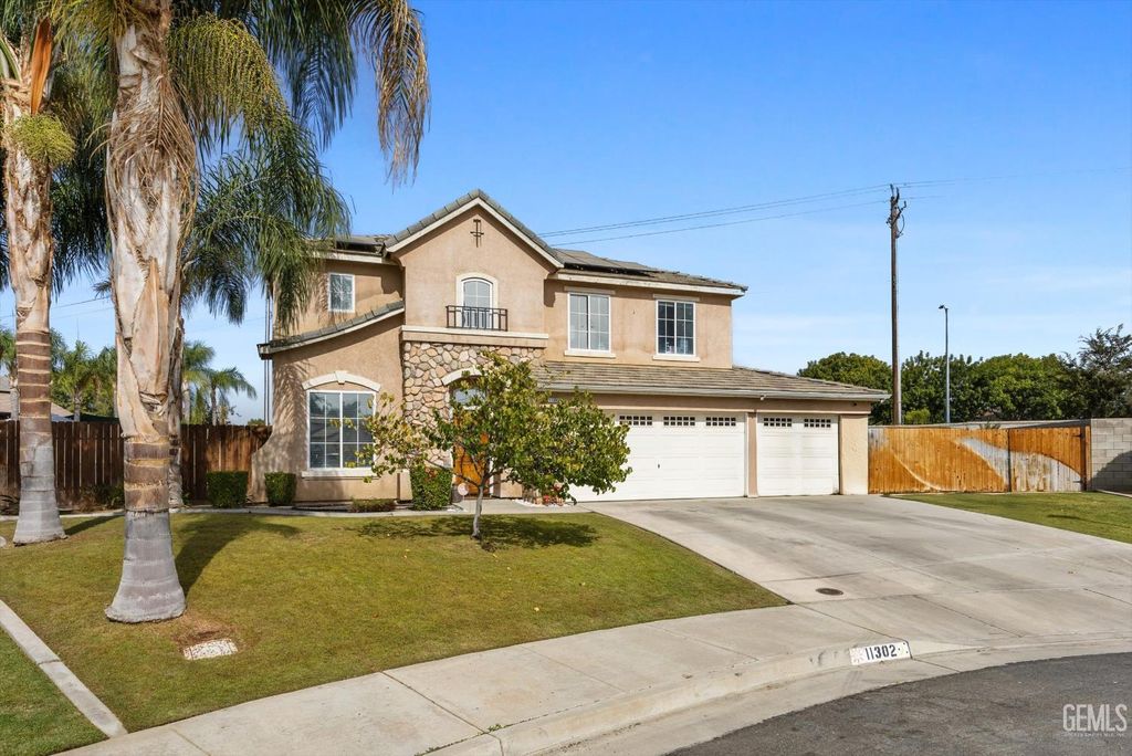Photo of 11302 Mantova Avenue, Bakersfield, CA 93312 (MLS # 202510626)