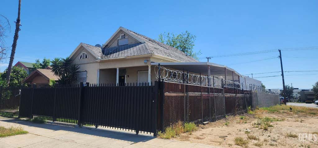 Photo of 707 Niles Street, Bakersfield, CA 93305 (MLS # 202607534)