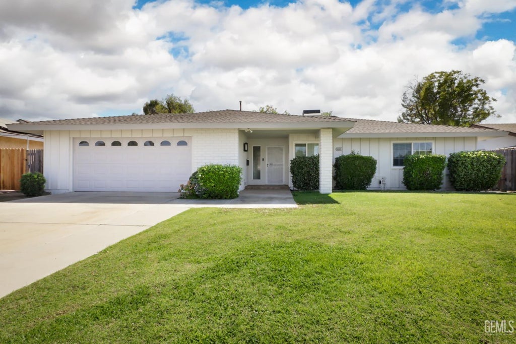 Photo of 6009 Desert Hills Avenue, Bakersfield, CA 93309 (MLS # 202610097)