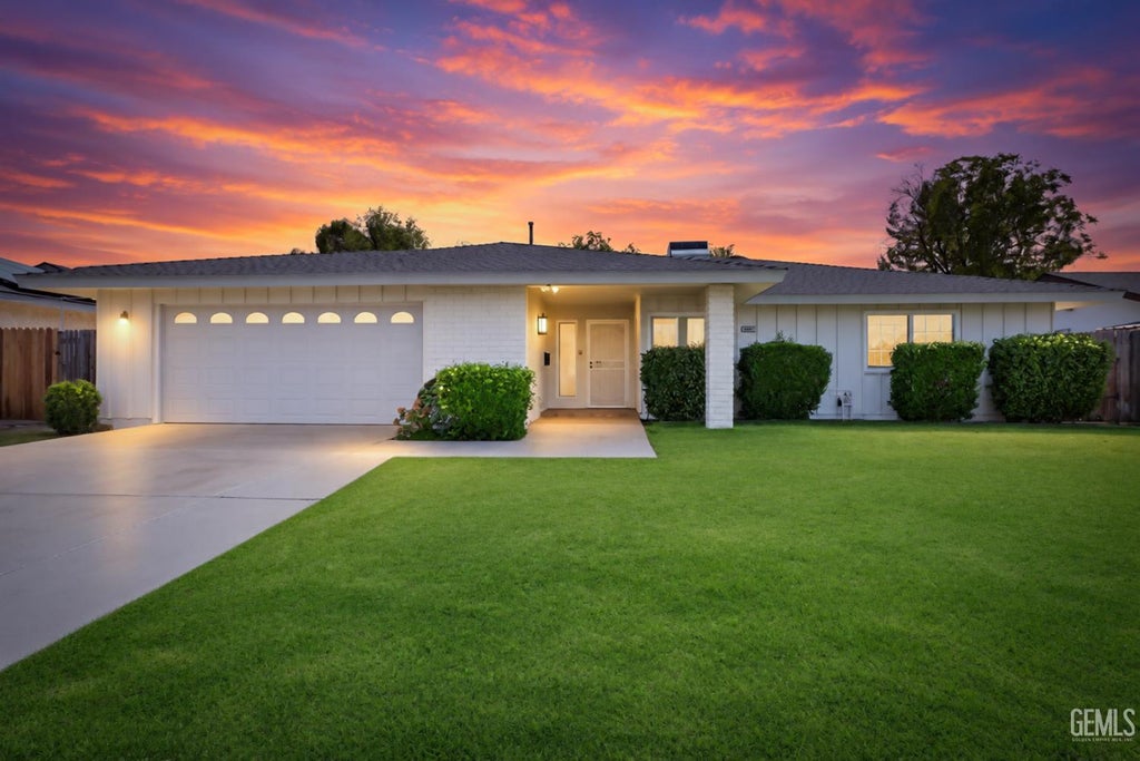 Photo of 6009 Desert Hills Avenue, Bakersfield, CA 93309 (MLS # 202610097)