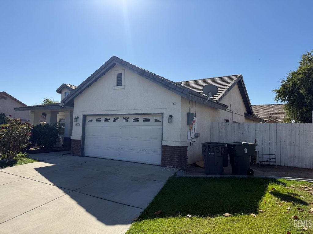 Photo of 2803 Shaded Canyon Place, Bakersfield, CA 93313 (MLS # 202511620)