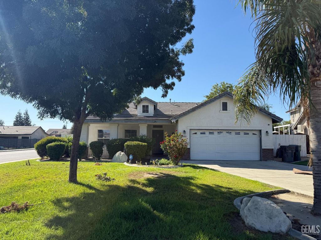 Photo of 2803 Shaded Canyon Place, Bakersfield, CA 93313 (MLS # 202511620)