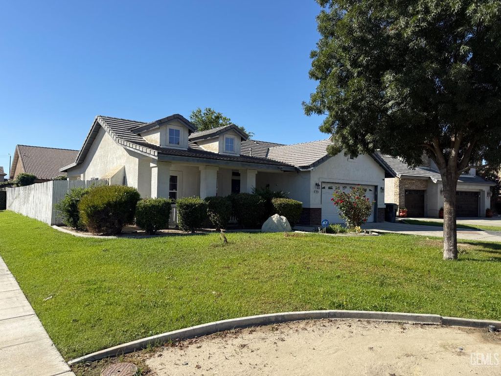 Photo of 2803 Shaded Canyon Place, Bakersfield, CA 93313 (MLS # 202511620)