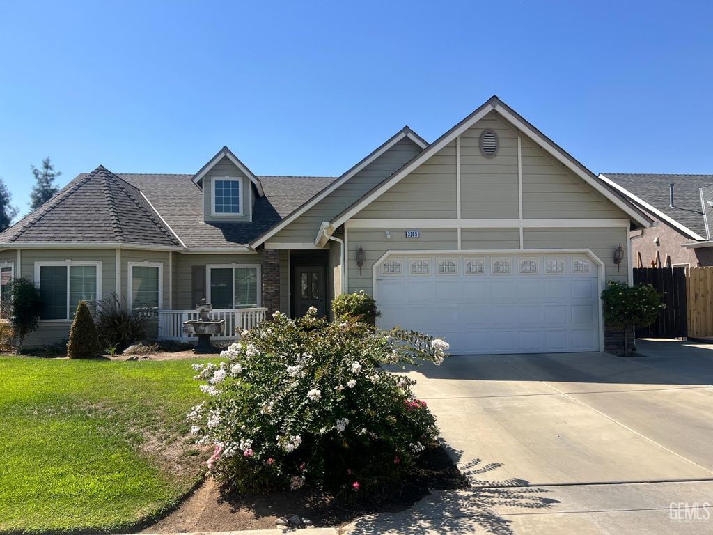 Photo of 3205 N Dee Ann Avenue, Fresno, CA 93727 (MLS # 202510658)