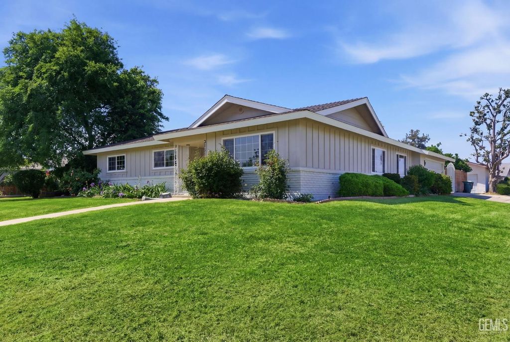Photo of 2101 Westminster Drive, Bakersfield, CA 93309 (MLS # 202603255)