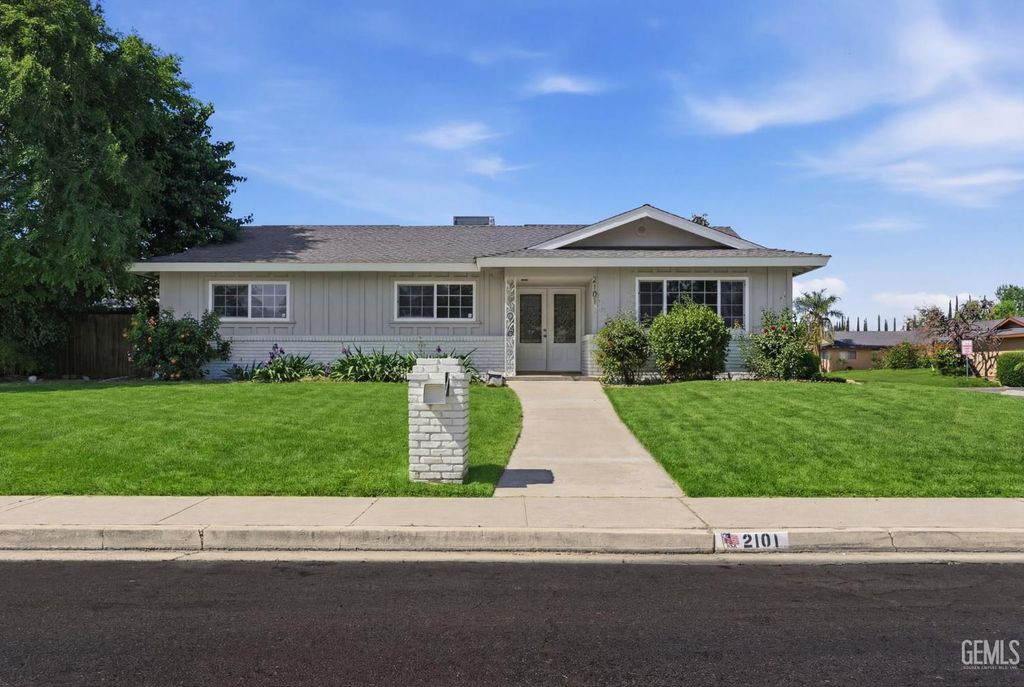 Photo of 2101 Westminster Drive, Bakersfield, CA 93309 (MLS # 202603255)