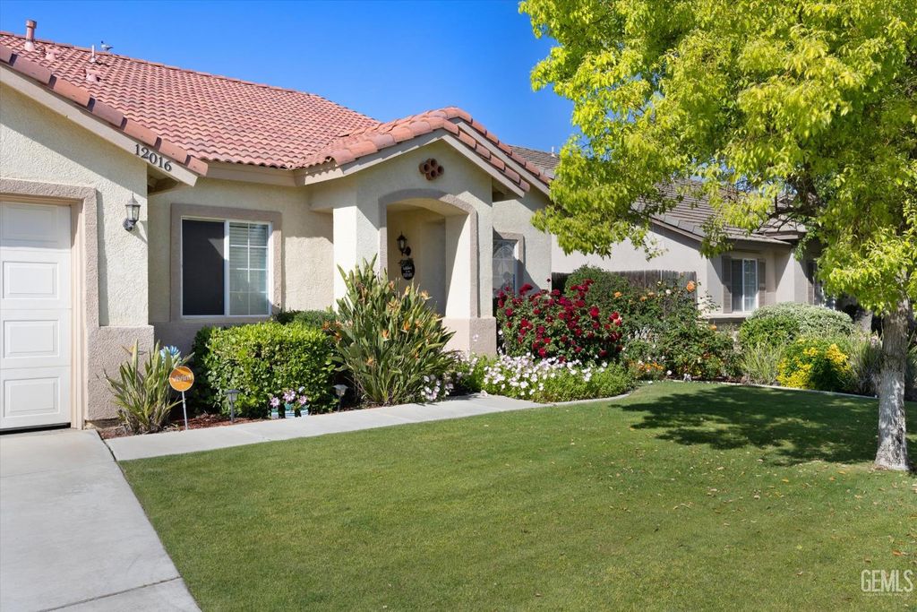 Photo of 12016 Cedar Bluff Avenue, Bakersfield, CA 93312 (MLS # 202510965)