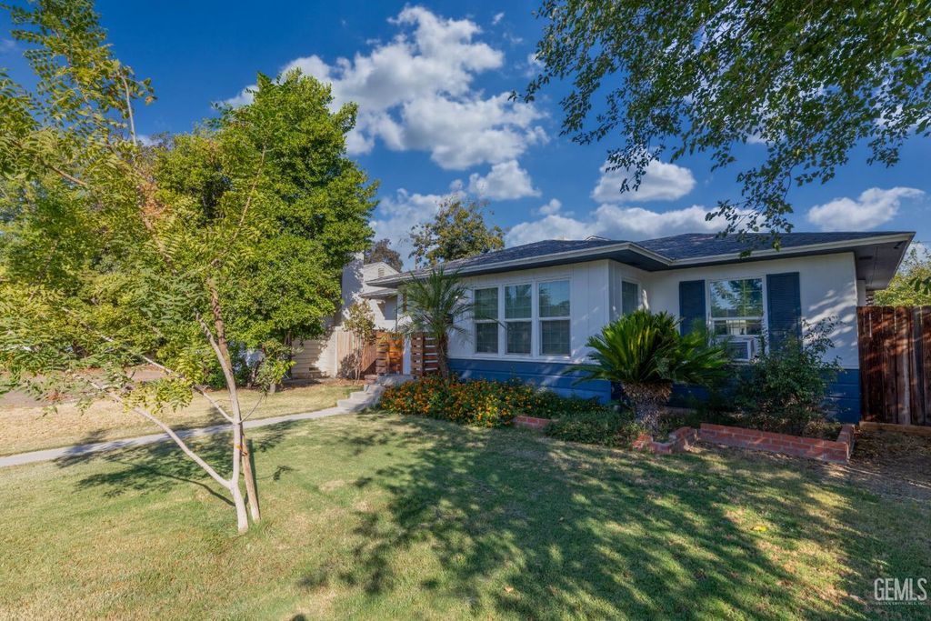 Photo of 2212 Bradford Street, Bakersfield, CA 93304 (MLS # 202511092)