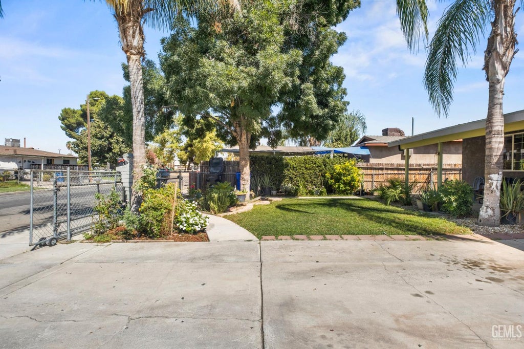 Photo of 509 Larry Street, Bakersfield, CA 93307 (MLS # 202610010)