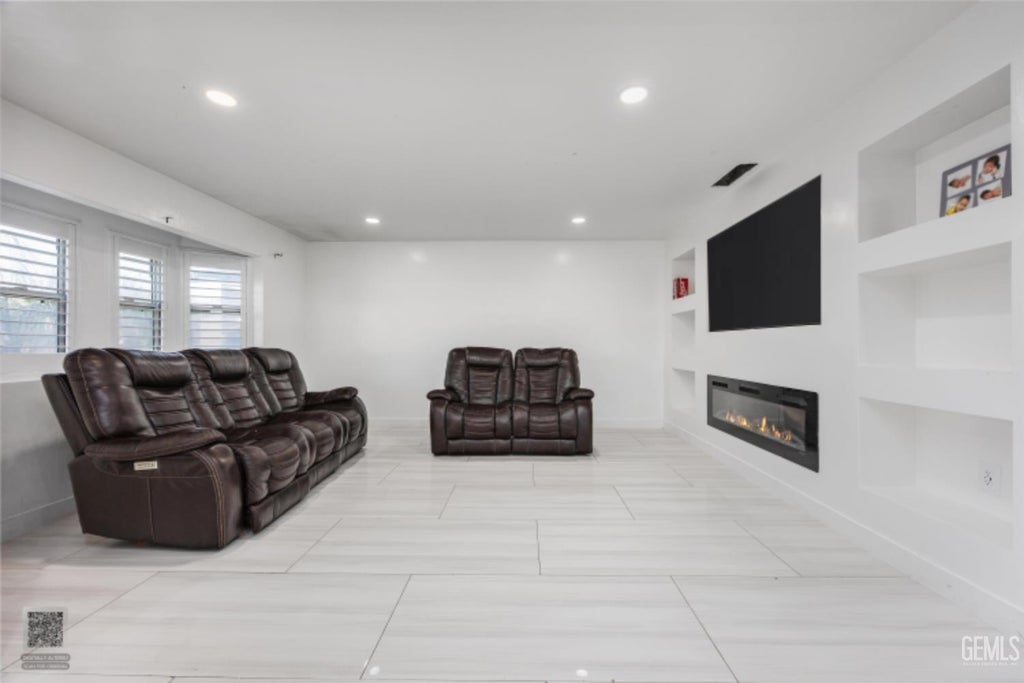 Photo of 2705 Colleen Street, Bakersfield, CA 93309 (MLS # 202606193)