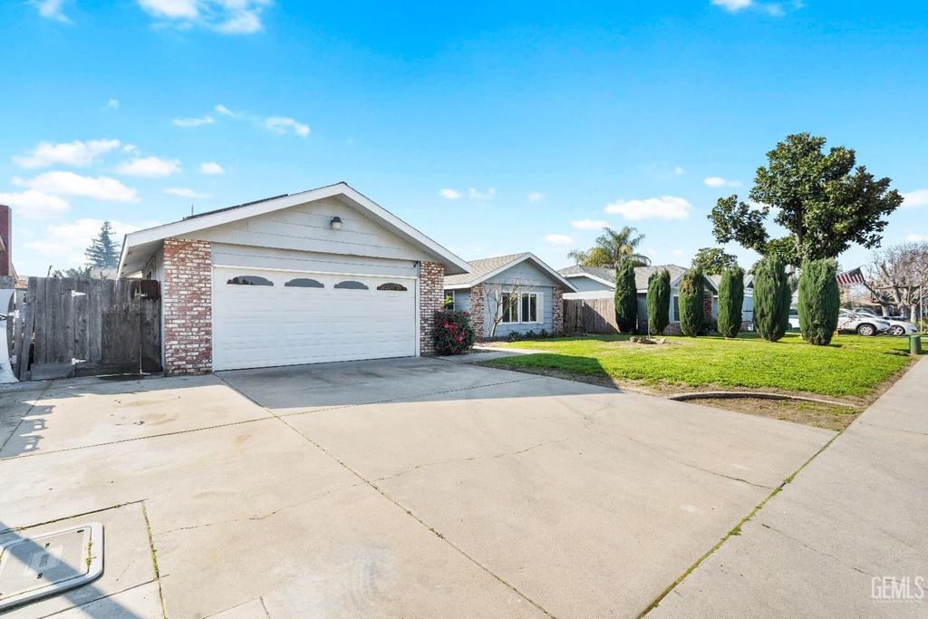 Photo of 3217 W Whitendale Avenue, Visalia, CA 93277 (MLS # 202602665)