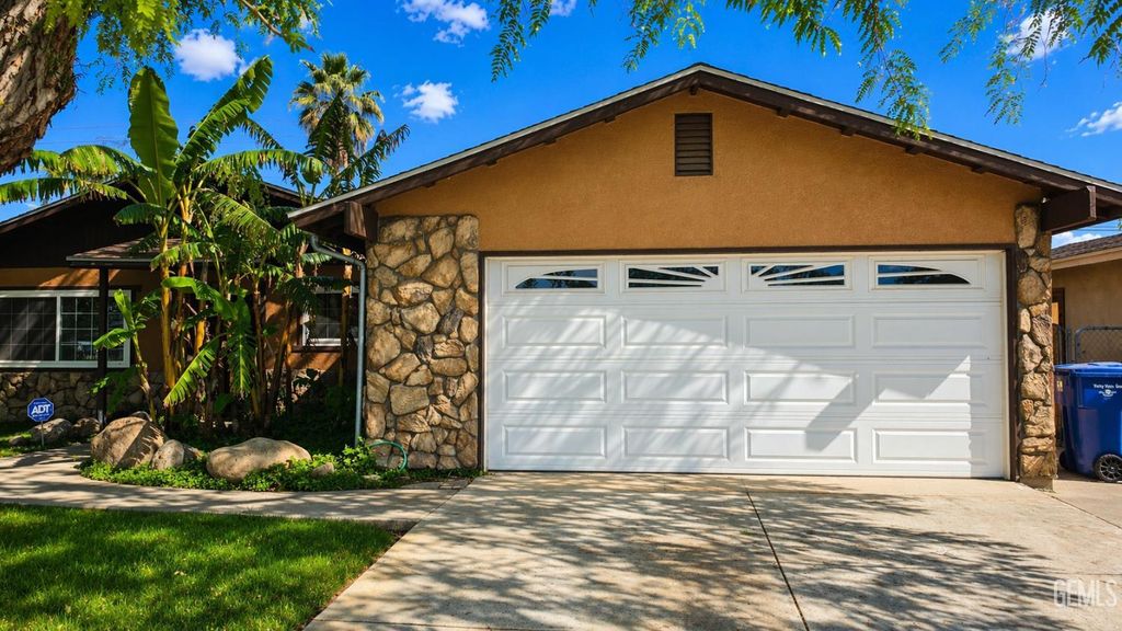 Photo of 1118 Washington Avenue, Bakersfield, CA 93308 (MLS # 202604149)