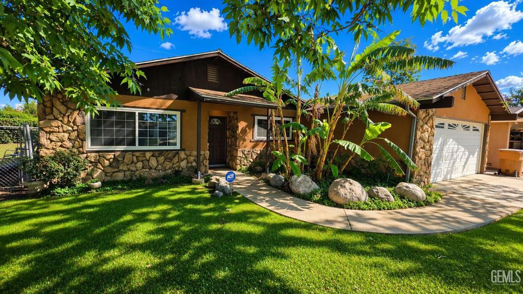 Photo of 1118 Washington Avenue, Bakersfield, CA 93308 (MLS # 202604149)