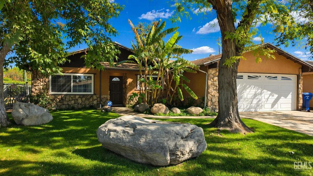 Photo of 1118 Washington Avenue, Bakersfield, CA 93308 (MLS # 202604149)