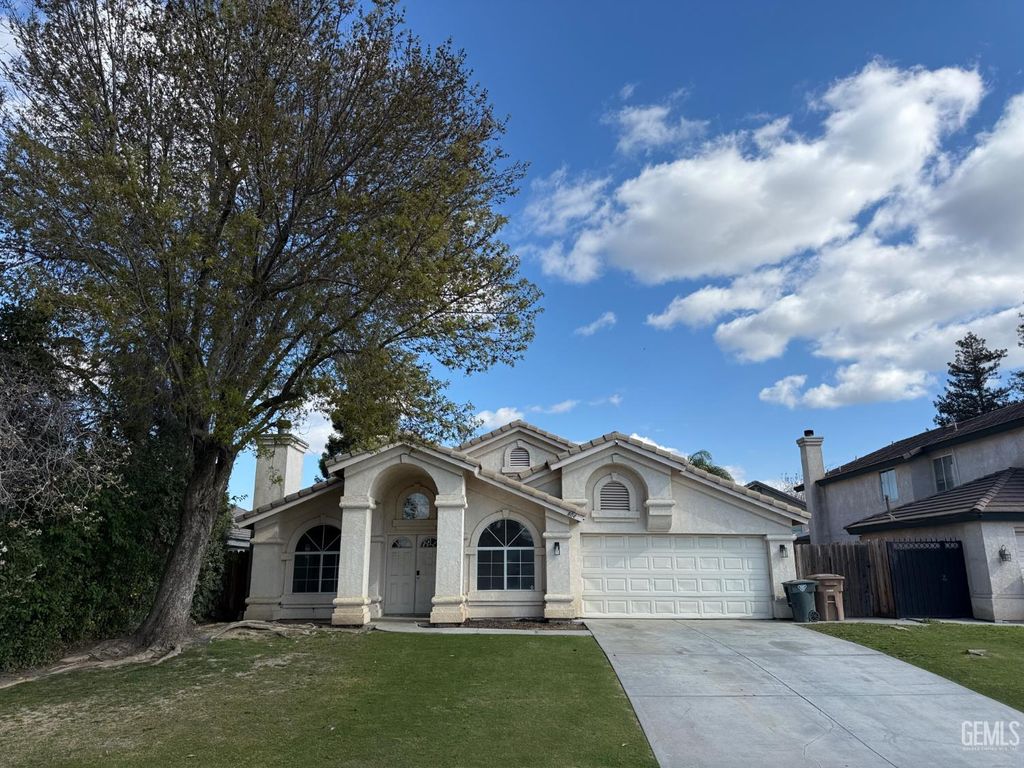 Photo of 804 N Loch Lloyd Lane, Bakersfield, CA 93312 (MLS # 202602530)