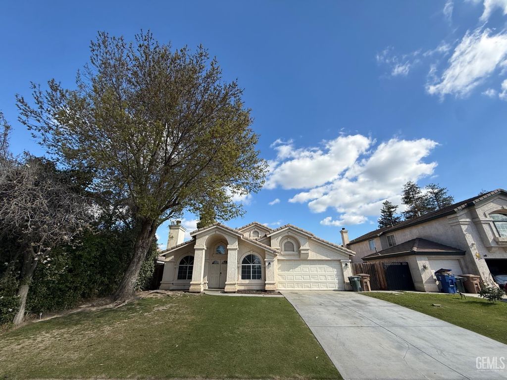 Photo of 804 N Loch Lloyd Lane, Bakersfield, CA 93312 (MLS # 202602530)