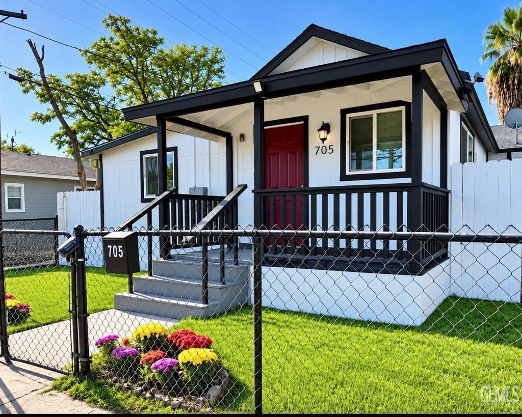 Photo of 705 Crystal Street, Taft, CA 93268 (MLS # 202610381)