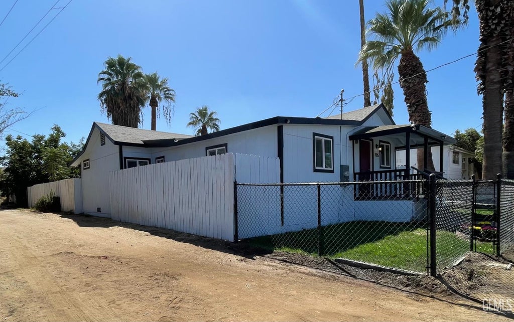 Photo of 705 Crystal Street, Taft, CA 93268 (MLS # 202610381)