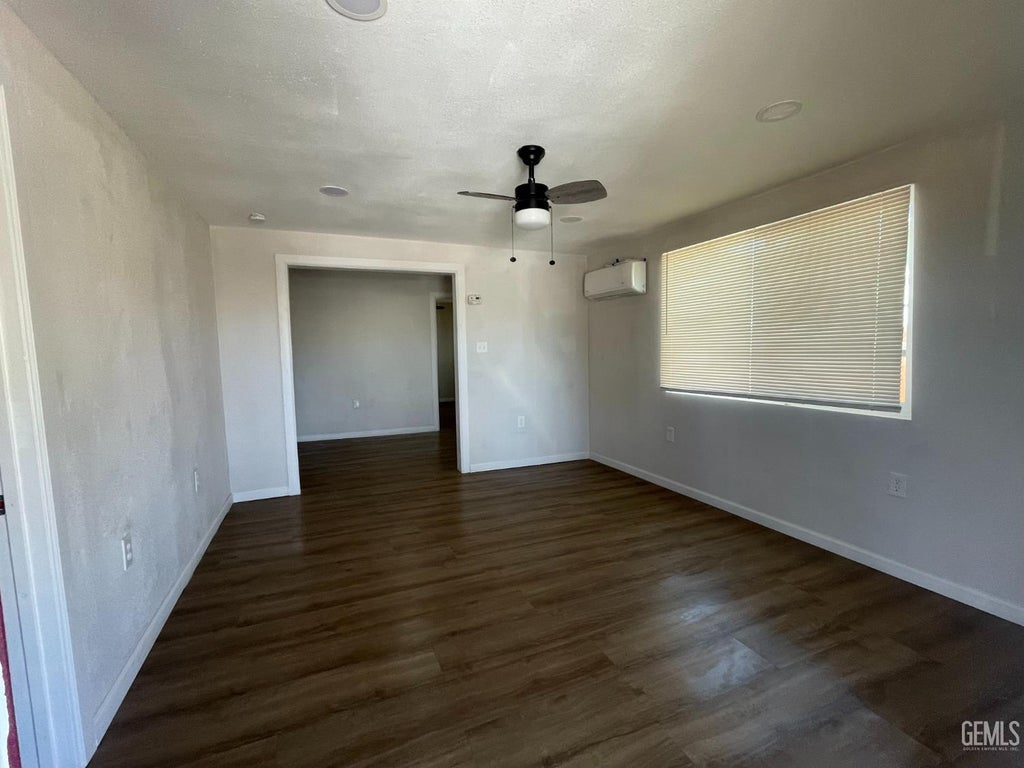Photo of 705 Crystal Street, Taft, CA 93268 (MLS # 202610381)