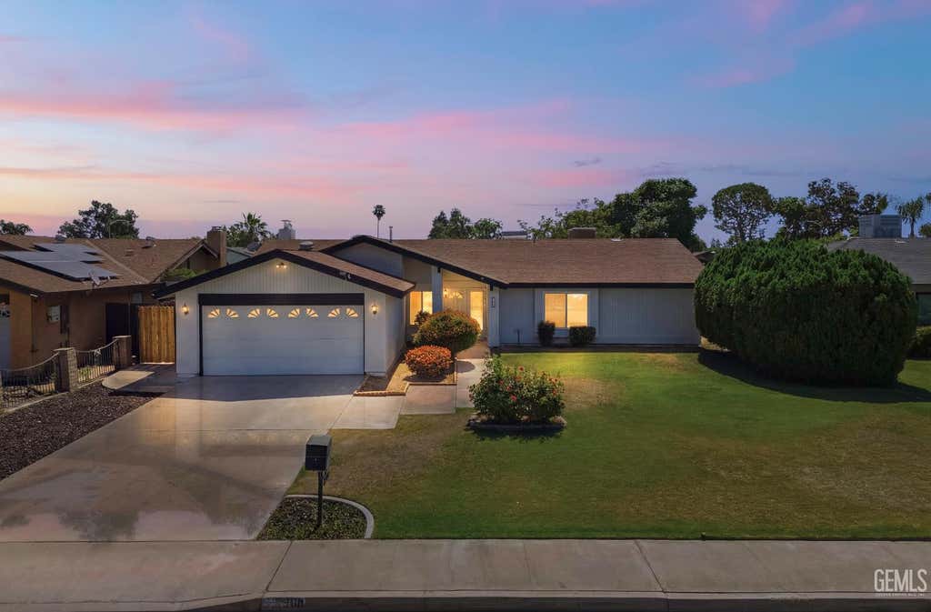 Photo of 6200 Summerfield Drive, Bakersfield, CA 93313 (MLS # 202607409)