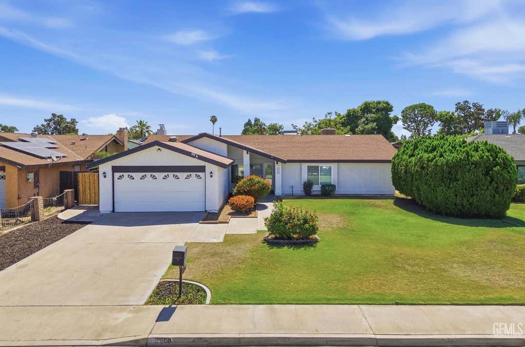 Photo of 6200 Summerfield Drive, Bakersfield, CA 93313 (MLS # 202607409)