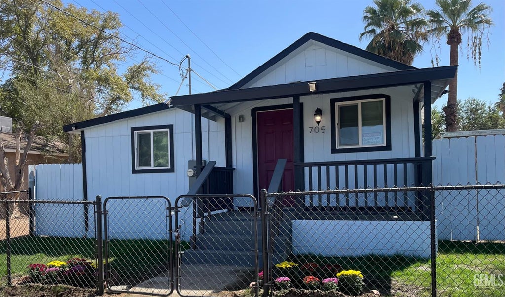 Photo of 705 Crystal Street, Taft, CA 93268 (MLS # 202610102)