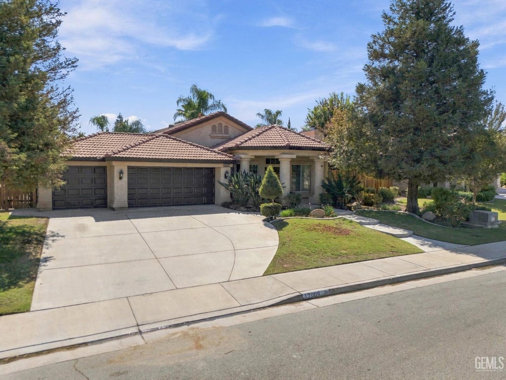 Photo of 12009 Stonington Street, Bakersfield, CA 93312 (MLS # 202610306)