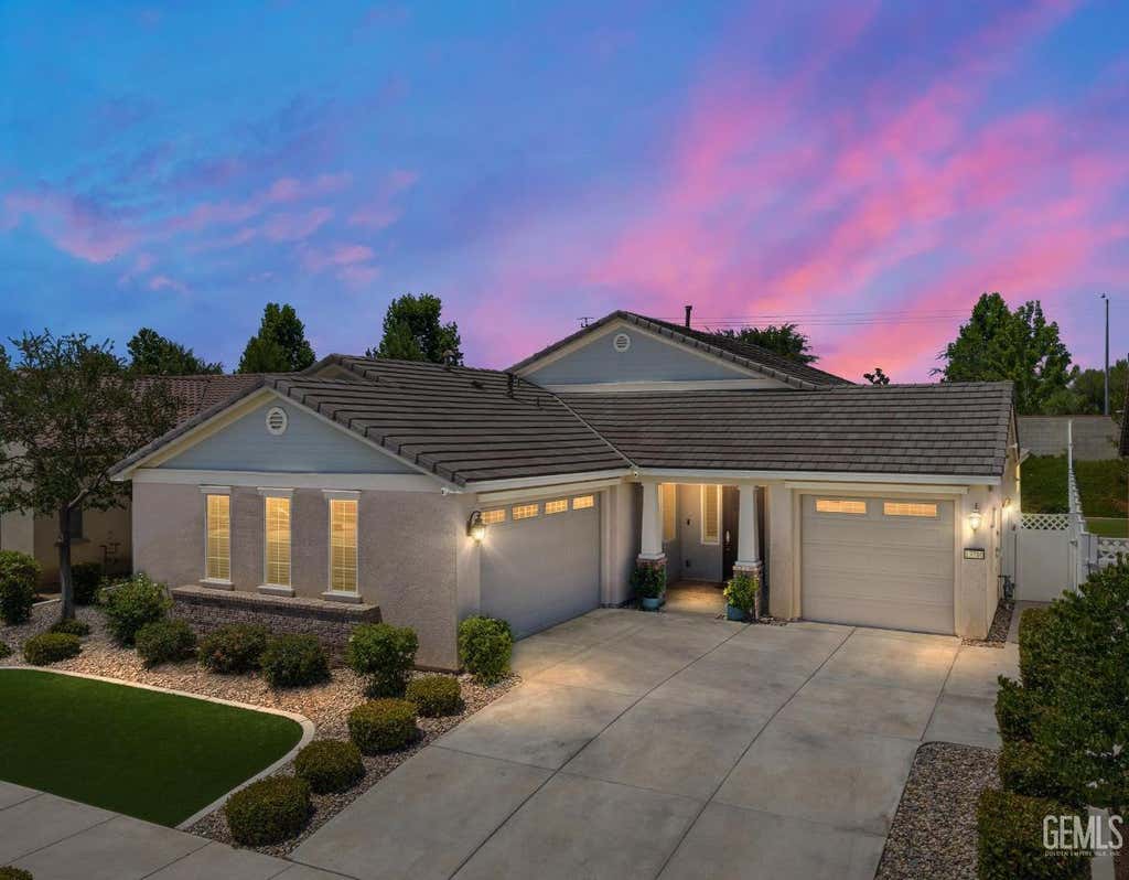 Photo of 13710 Pixton Avenue, Bakersfield, CA 93311 (MLS # 202608381)