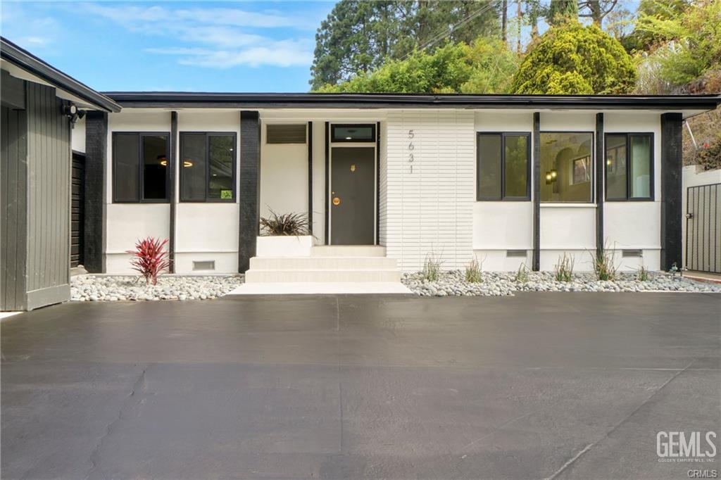 Photo of 5631 Park Oak Place, Los Angeles, CA 90068 (MLS # 202606810)