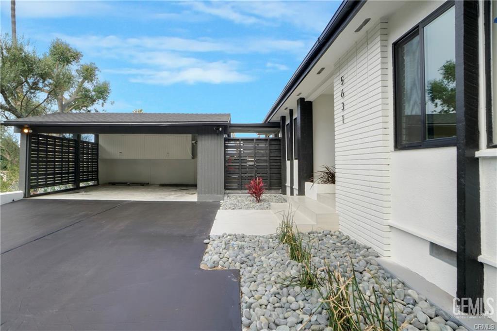Photo of 5631 Park Oak Place, Los Angeles, CA 90068 (MLS # 202606810)